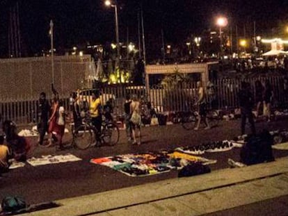 En foto, vendedores ambulantes en el paseo de Joan de Borbó de Barcelona. En vídeo, Miquel Buch, consejero de Interior de la Generalitat sobre el top manta en Barcelona.