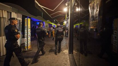 En foto, agentes de los Mossos y la Guardia Urbana patrullan en el puerto olímpico de Barcelona, el pasado 31 de julio. En vídeo, el intendente Ignasi Teixidó sobre el aumento de la violencia en Barcelona.