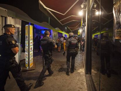 En foto, agentes de los Mossos y la Guardia Urbana patrullan en el puerto olímpico de Barcelona, el pasado 31 de julio. En vídeo, el intendente Ignasi Teixidó sobre el aumento de la violencia en Barcelona.