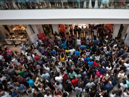 En foto, clientes de AliExpress a las puertas de su tienda en Arroyomolinos, Madrid, en el momento de su inauguración, este domingo al mediodía. En vídeo, reacciones a la apertura de la tienda física de Aliexpress.