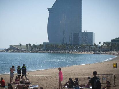 La playa de Sant Sebastià desalojada por la Guardia Urbana de Barcelona. En vídeo, la Guardia Civil detona la bomba hallada en una playa en la Barceloneta.