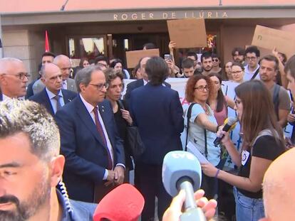 El 'president' Torra atiende a la lectura del manifiesto de los estudiantes.