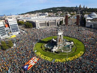 Vista de la plaça d'Espanya durante la Diada. En vídeo, así ha sido la celebración de la Diada este año.