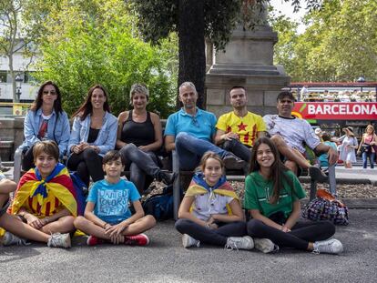 Ester, Anna, Lourdes, Ricard, Xavi y Santi, con sus hijos, antes de la manifestación. En vídeo, imágenes de la manifestación de la Diada.