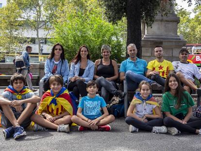 Ester, Anna, Lourdes, Ricard, Xavi y Santi, con sus hijos, antes de la manifestación. En vídeo, imágenes de la manifestación de la Diada.