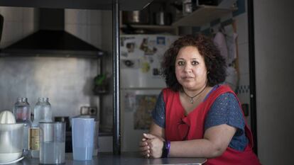 Cecilia Carrillo en la cocina de su piso en Nou Barris, en Barcelona.