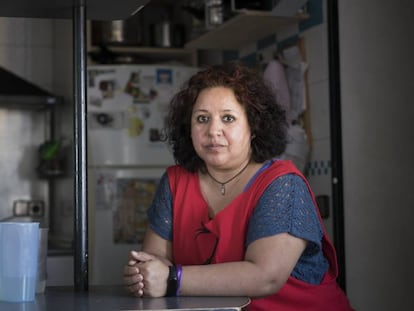 Cecilia Carrillo en la cocina de su piso en Nou Barris, en Barcelona.