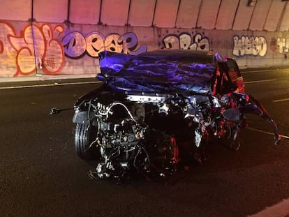 El coche del conductor kamikaze Kevin Cui Bai, después del choque frontal contra otro vehículo en la M-50. En vídeo, prisión preventiva para el joven.