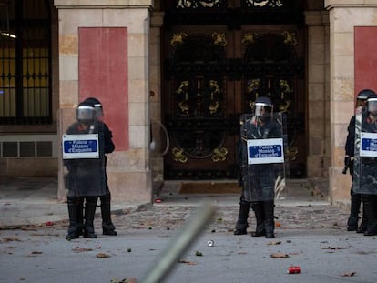 En foto, varios mossos delante del Parlament el pasado 11 de septiembre. En vídeo, declaraciones de la Comisaria de los Mossos d'Esquadra, Cristina Manresa.