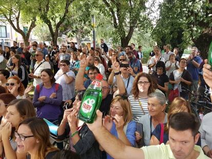Protesta ante uno de los registros policiales en Sabadell.