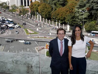 José Luis Martínez-Almeida y Begoña Villacís, este lunes en el Ayuntamiento. En vídeo, declaraciones del alcalde de Madrid.