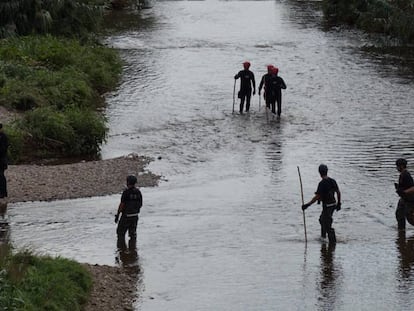 Las unidades continúan la búsqueda del bebé en el río Besòs.