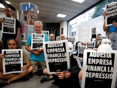 Activistas sentados en una sucursal de Caixabank en Gràcia. En vídeo, las imágenes de la ocupación,