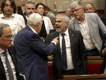 Ernest Maragall y Carlos Carrizosa discuten al final del pleno. En vídeo, Torra grita "libertad" junto al resto de independentistas en el Parlament.