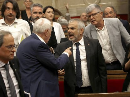 El diputato de ERC, Ernest Maragall (de espaldas), y el de Ciudadanos, Carlos Carrizosa discuten al acabar el pleno. En vídeo, Torra pide la libertad de los CDR detenidos en medio de una bronca en el Parlament.