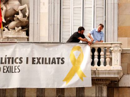 Dos trabajadores comienzan a retirar la pancarta del Palau de la Generalitat. En vídeo, el momento en el que dos funcionarios de la Generalitat retiran la pancarta este viernes.
