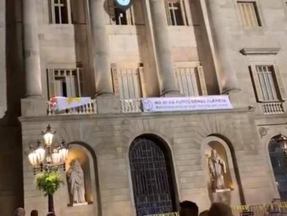 Retirada de la pancarta con el lazo amarillo del Ayuntamiento de Barcelona. En video, momento en el que se retira la pancarta.