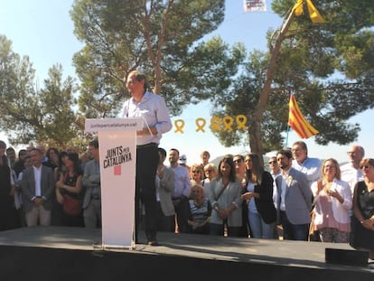 En foto, el presidente de la Generalitat, Quim Torra, en un acto de JxCat ante la cárcel de Lledoners, en Sant Joan de Vilatorrada. En vídeo, reacciones de Torra y Puigdemont ante los arrestos de siete miembros de los CDR.