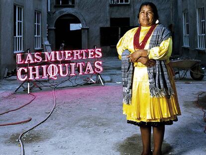 Una entrevistada indígena mazahua en el patio de un edificio en Ciudad de México. En vídeo, tráiler del documental 'Las muertes chiquitas'.