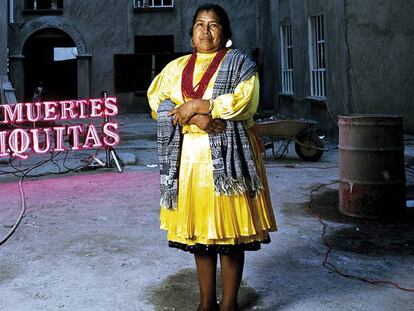 Una entrevistada indígena mazahua en el patio de un edificio en Ciudad de México. En vídeo, tráiler del documental 'Las muertes chiquitas'.