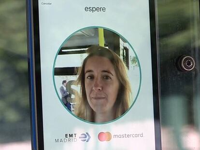 Dispositivo de reconocimiento facial en un autobús de la EMT, en Madrid.