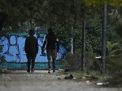 Dos menores en los alrededores de los centros de Hortaleza. En vídeo, las imágenes difundidas por Isa Serra.