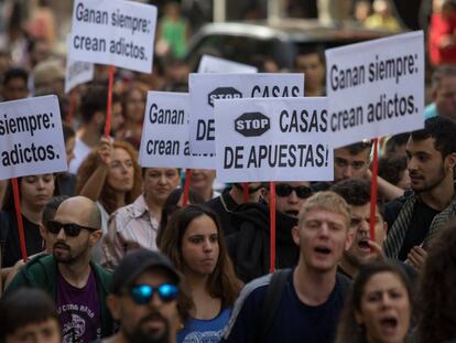 Un grupo de manifestantes camina por la calle Bravo Murillo de Madrid.