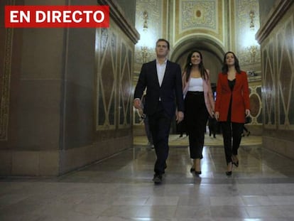 Albert Rivera, Lorena Roldán e Inés Arrimadas llegan este lunes al Parlament de Catalunya. En vídeo, retransmisión en directo del debate de la moción de censura.