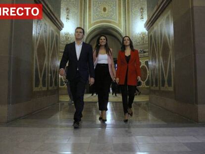 Albert Rivera, Lorena Roldán e Inés Arrimadas llegan este lunes al Parlament de Catalunya. En vídeo, retransmisión en directo del debate de la moción de censura.