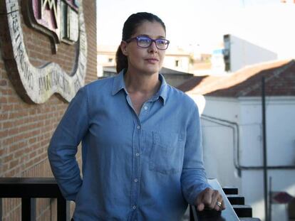 La alcaldesa de Móstoles, Noelia Posse, en un balcón del Ayuntamiento. En vídeo, su entrevista con EL PAÍS.