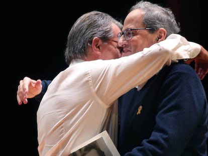 Artur Mas abraza a Quim Torra en un mitin de Junts per Catalunya en Terrassa, Barcelona, este sábado. En vídeo, comparecencias de Torra y Puigdemont, este sábado.