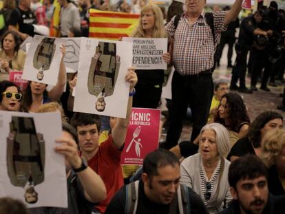 Manifestantes en la estación de Sants, en Barcelona, este domingo.