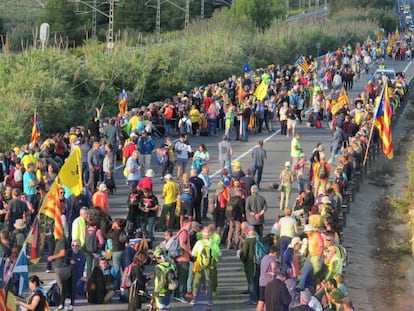 La marcha independentista que partió este miércoles desde Tarragona, en la N-340 a la altura de Altafulla. En vídeo, imágenes de las cinco marchas convocadas contra la sentencia del 'procés'.