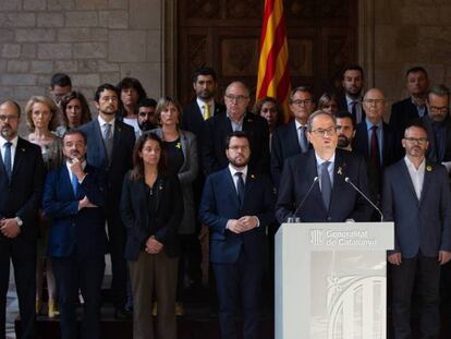 En la foto El presidente Torra, acompañado de los consejeros, durante la declaración institucional del pasado lunes. En vídeo, las protestas en Barcelona.