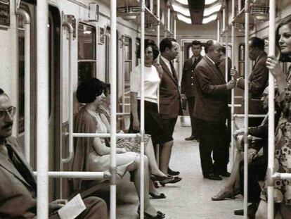 Viajeros en un vagón del Metro de Madrid en la década de los setenta. En vídeo, el nieto de Miguel Otamendi recuenta cómo se creó el suburbano.