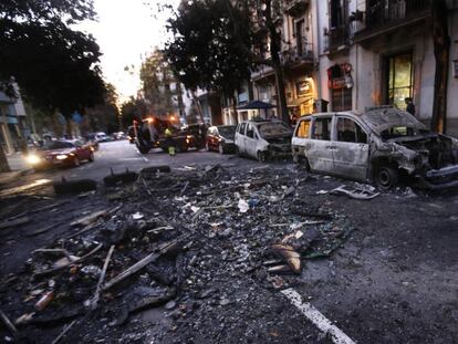 La calle de Roger de Flor, donde la noche del miércoles ardieron contenedores y coches durante los disturbios. En vídeo, los vecinos relatan los momentos de tensión que vivieron por las barricadas encendidas por los radicales.