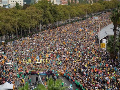 La avenida Meridiana, una de las principales vías de acceso a Barcelona, colapsada por manifestantes.