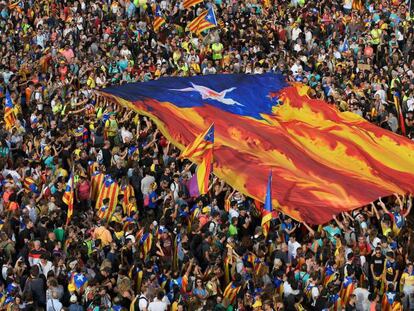 Los manifestantes sujetan una enorme estelada en el centro de Barcelona. En vídeo, así han sido las "marchas por la libertad".