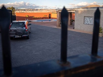 La casa donde han sido hallados este domingo los cadáveres, en La Zubia (Granada).