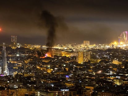 Columna de humo en el centro de Barcelona durante las protestas por la sentencia del juicio del 'procés', este viernes. En vídeo, las imágenes de un nuevo día de protestas.