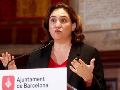 La alcaldesa de Barcelona, Ada Colau, durante su comparecencia este domingo en el Ayuntamiento de Barcelona. En vídeo, declaraciones de Colau.