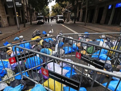 Bolsas de basura que los manifestantes arrojaron este domingo ante la Delegación del Gobierno en Barcelona. En vídeo, las distintas movilizaciones de los manifestantes.