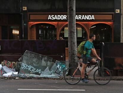 Desperfectos en una calle del centro de Barcelona, tras los disturbios. En vídeo, declaraciones del presidente de la Confederación Española de Organizaciones Empresariales, Antonio Garamendi.