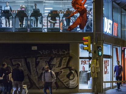 Varios clientes hacen ejercicio en un gimnasio de Barcelona. En vídeo, segunda noche sin incidentes graves en las calles de Barcelona.