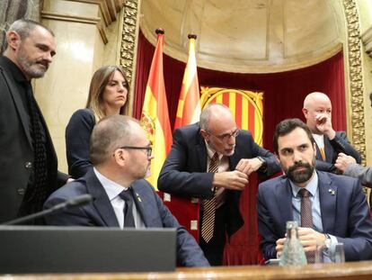 Roger Torrent (sentado, a la derecha), con otros miembros de la Mesa del Parlament y letrados. En vídeo, el secesionismo desafía al Constitucional.