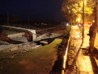 Un puente peatonal colapsado en Cambrils (Tarragona). En vídeo, imágenes del temporal de lluvia que afecta al noreste peninsular.
