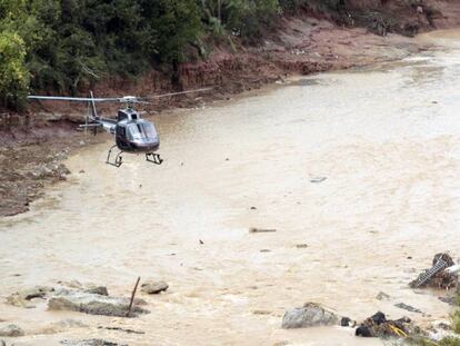 Un helicóptero busca a los desaparecidos en L'Espluga de Francolí. En vídeo, Salvamento Marítimo encuentra el cuerpo de un hombre cerca del puerto de Tarragona.