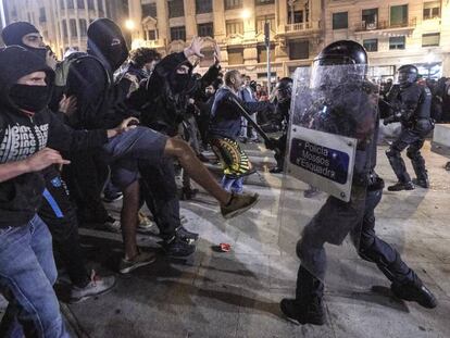 Cargas policiales en Via Laietana, la noche de este sábado.