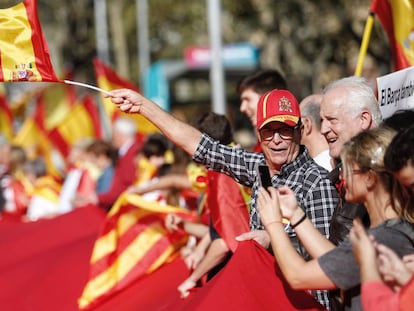 Manifestantes en la marcha de Societat Civil Catalana. En vídeo, miles de constitucionalistas catalanes se manifiestan en las calles de Barcelona.