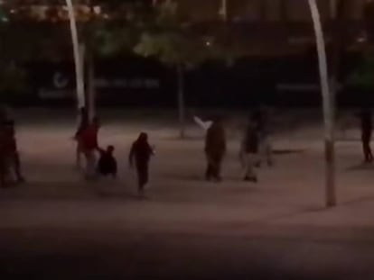 Captura de un vídeo de la pelea. En vídeo, las dos bandas de paquistaníes de Badalona quedaron para matarse con catanas.